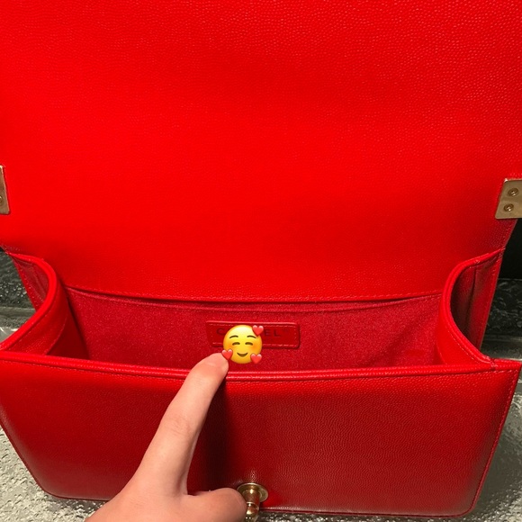 Elegant Red Quilted Shoulder Bag - Picture 6 of 9